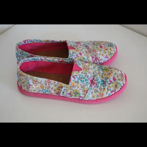 Toms floral flats